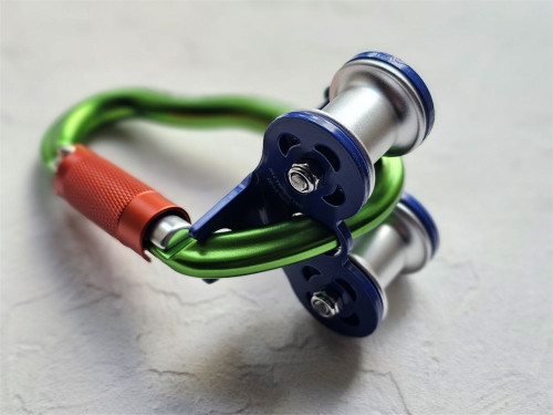  Ролик Treck V2 на карабине GURU Grass Twist Lock в Краснодаре  